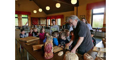 Vorschulkinder in der „Galerie“ von Stadtpfarrer Kowal (Foto: Karl-Franz Thiede)